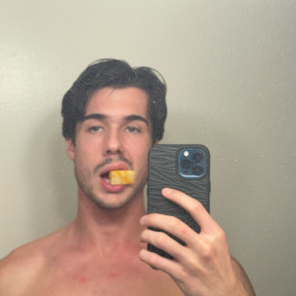 Daniel Niewoit - Poshmark Profile Picture of Daniel Niewoit (@danielniewoit) on Poshmark