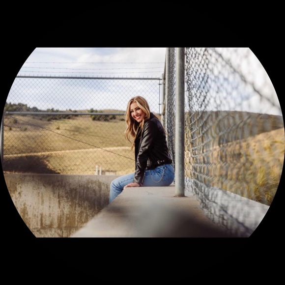 Profile Picture of Jade Irvine (@jadeirvine777) on Poshmark