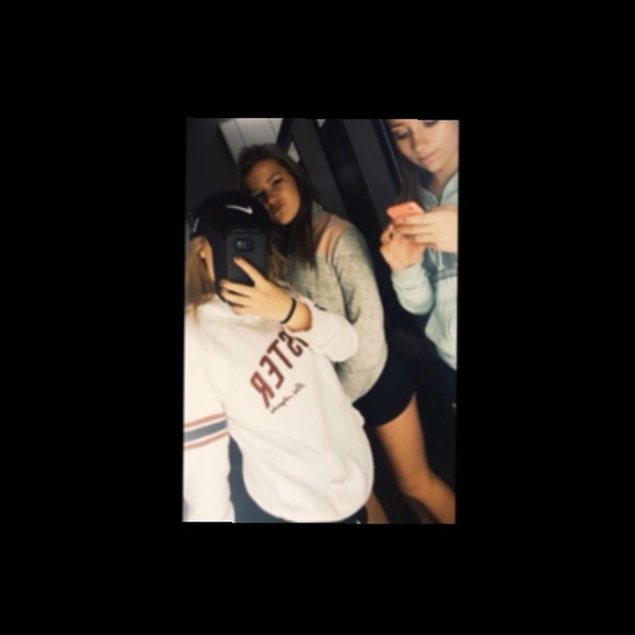 Profile Picture of Elise Harvell (@eliseee_1) on Poshmark