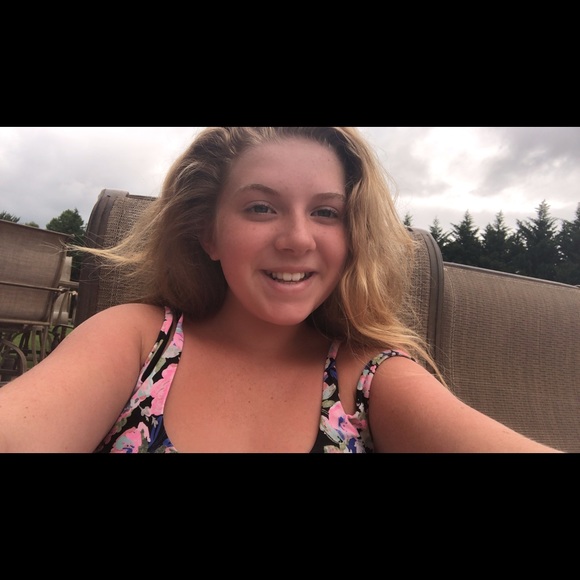 Profile Picture of Naomi Stubbs (@naomi_stubbs) on Poshmark