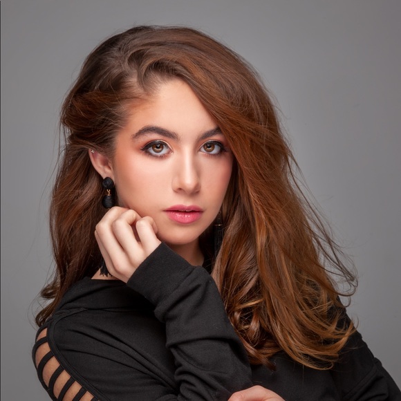 Profile Picture of Chloé joy Hutton (@chlojo856) on Poshmark