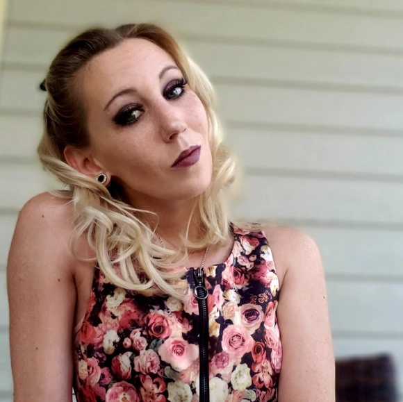 Profile Picture of Danielle Coats (@danielleth1990) on Poshmark