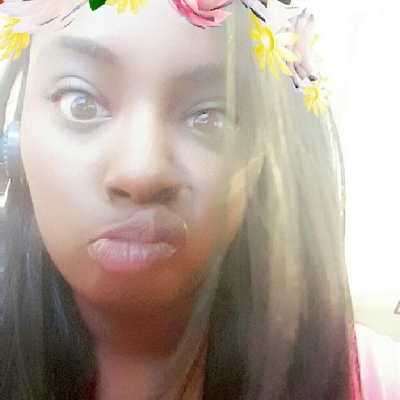 Profile Picture of Angela Mackey (@theeangelamarii) on Poshmark