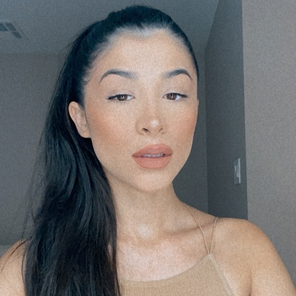 Profile Picture of Mia Pfirrman (@miapfirrman) on Poshmark