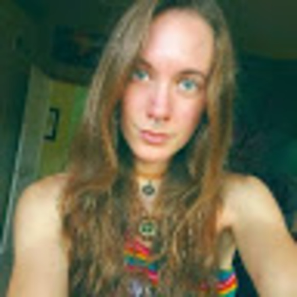 Profile Picture of Nicole Longfield (@nicoleypoleyyy) on Poshmark