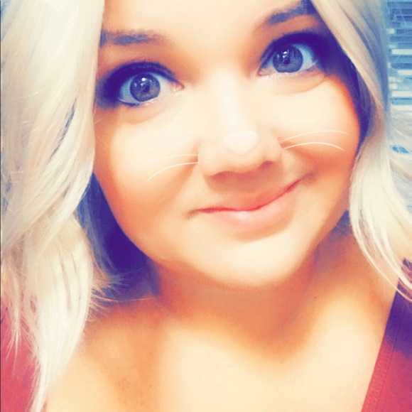 Profile Picture of Amanda Gralewski (@agralewski) on Poshmark