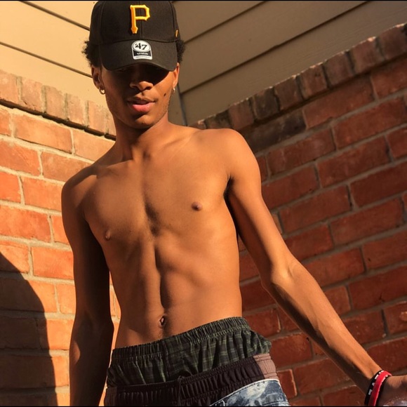 Profile Picture of Demond Thompson (@gganjaslim) on Poshmark