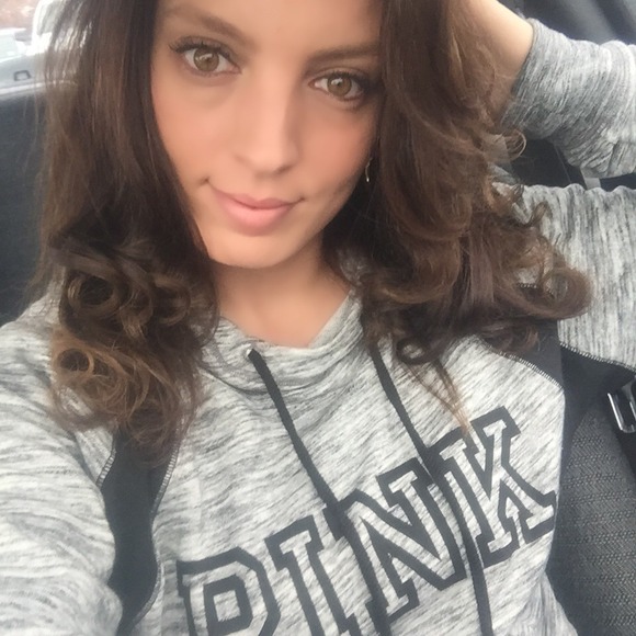 Profile Picture of Danielle Quinn (@deeque7) on Poshmark