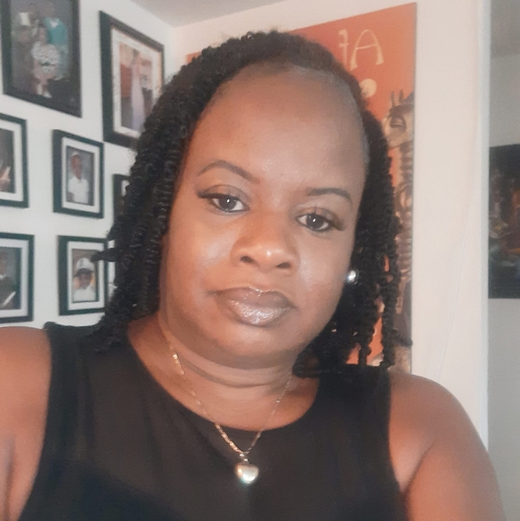 Profile Picture of Wanda Huskinson (@whuskinson) on Poshmark