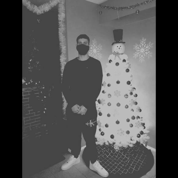 Profile Picture of Brayden Brayden (@braydenttbarron) on Poshmark