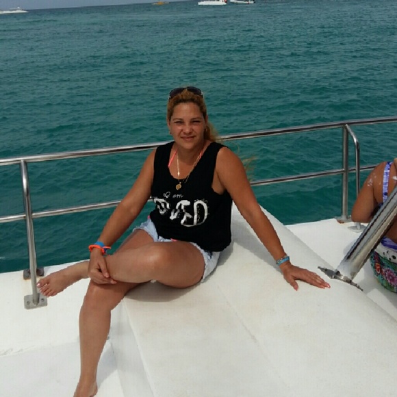 Profile Picture of Yeniley Manresa (@yeniley) on Poshmark