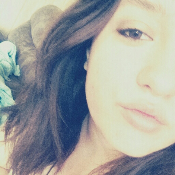 Profile Picture of Kaylee Leniger (@katbarrow16) on Poshmark