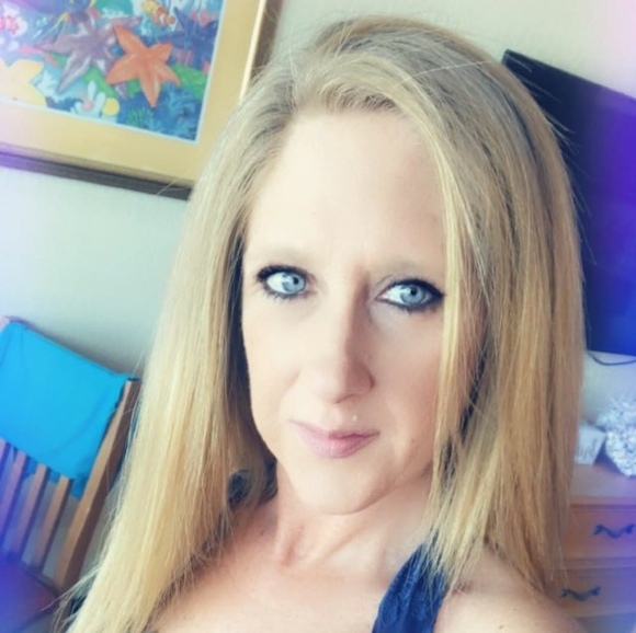 Profile Picture of Dawn Binezewski (@yankeegirl_22) on Poshmark
