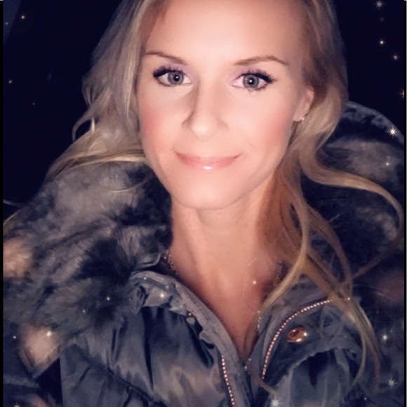 Profile Picture of Raelene Feinauer (@raelenelynn4) on Poshmark