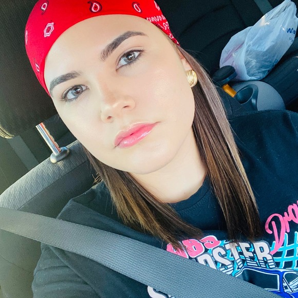 Profile Picture of Indira Garcia (@indiragarcia884) on Poshmark