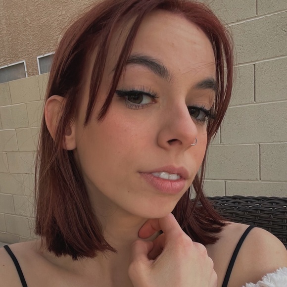 Profile Picture of Chloe Barquist (@chloe_272) on Poshmark