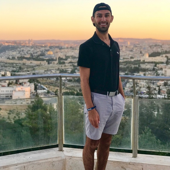 Profile Picture of Alex Golden (@golden_alex) on Poshmark