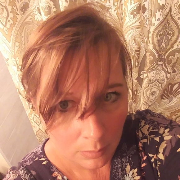 Profile Picture of Kellie Bacon (@kelbacon) on Poshmark