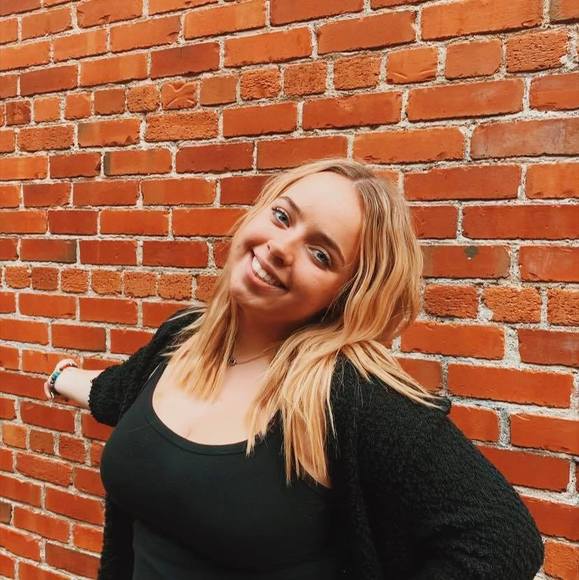 Profile Picture of Samantha Blashak (@samanthablashak) on Poshmark