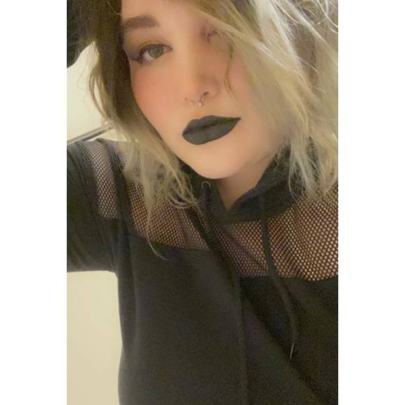 Profile Picture of Chelsea Latiolais (@c_latiolais) on Poshmark