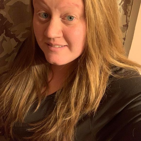 Profile Picture of Theresa Gobeli (@tessaweezer) on Poshmark