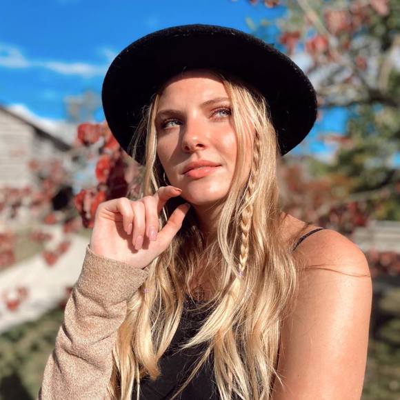Profile Picture of Madison Brodnick (@madisonbrodnick) on Poshmark