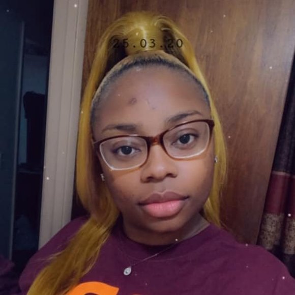 Profile Picture of Antoinette Keaton (@paintmyvanity) on Poshmark