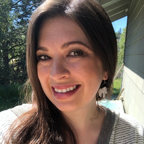 Profile Picture of Kim Crow (@kimcumpston) on Poshmark