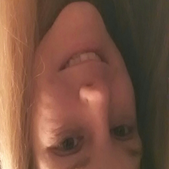 Profile Picture of Heather Peever (@heatherbeverly) on Poshmark