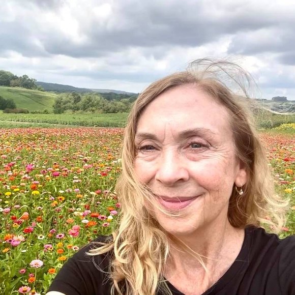 Profile Picture of Erin Walsh (@erinneedssun) on Poshmark