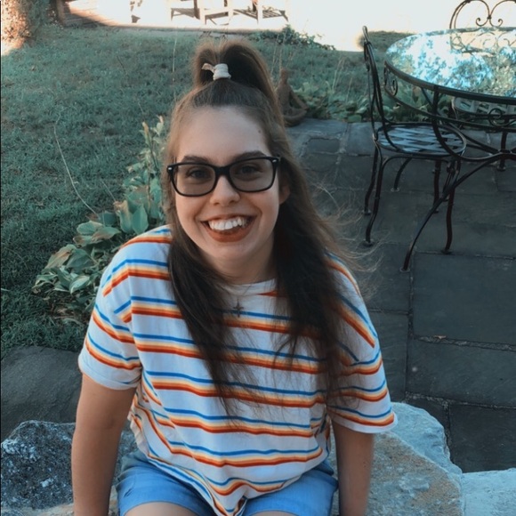 Profile Picture of Meredith Martin (@merebeachgirl) on Poshmark