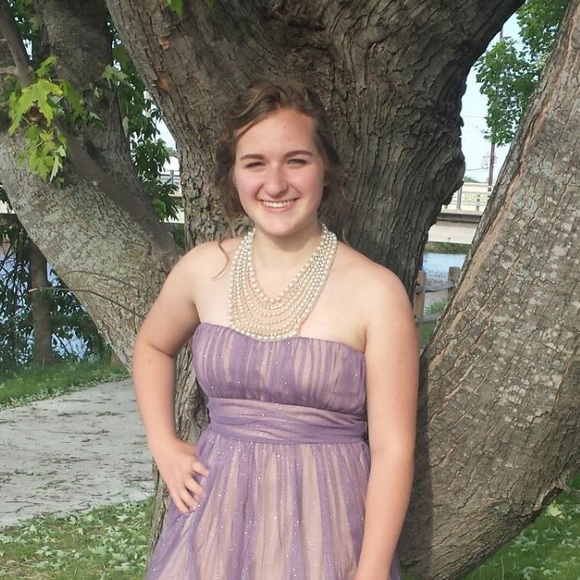 Profile Picture of Julia Bauer (@j_bauer25) on Poshmark