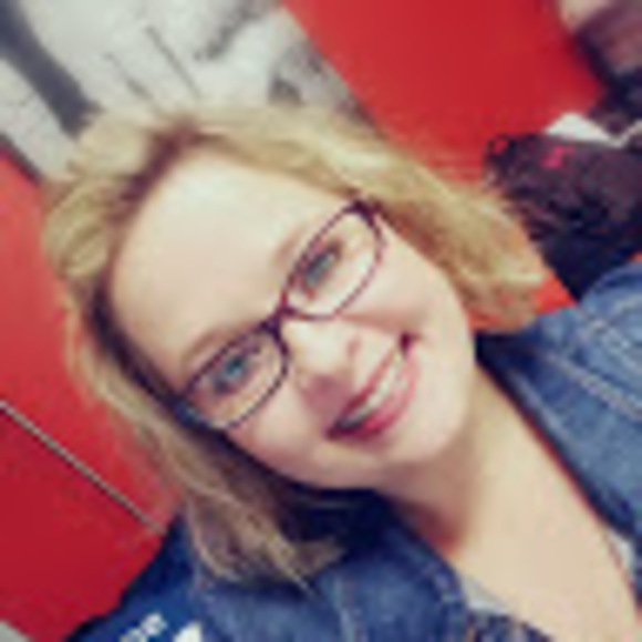 Profile Picture of Amber Wolfe (@wolfeamama) on Poshmark