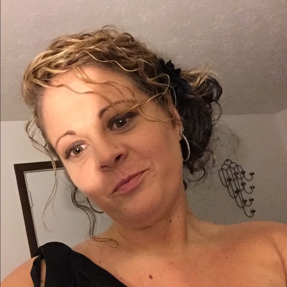 Profile Picture of Andrea Knepshield (@26andrea26) on Poshmark