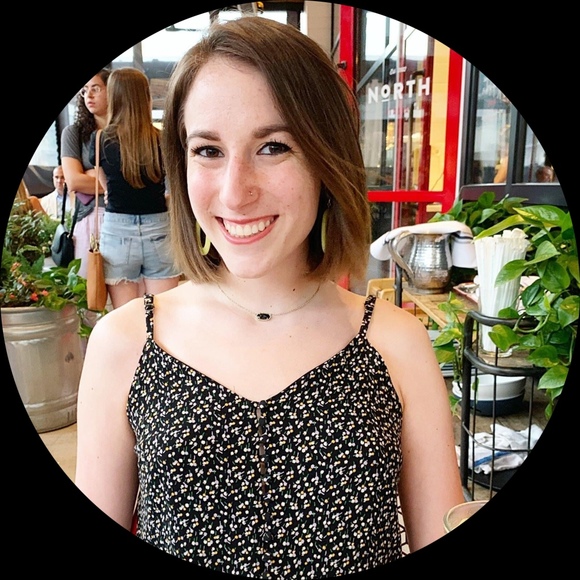 Profile Picture of Julia Reinboldt (@juliaelaine18) on Poshmark