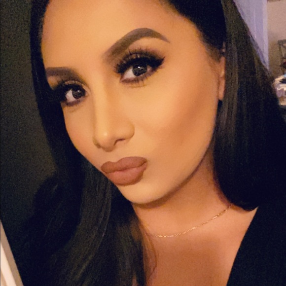 Profile Picture of Elizabeth Campos (@lizzcc10) on Poshmark