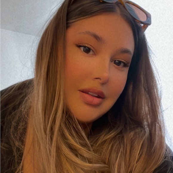 Profile Picture of Delphine Martin-drouin (@delphinemart845) on Poshmark