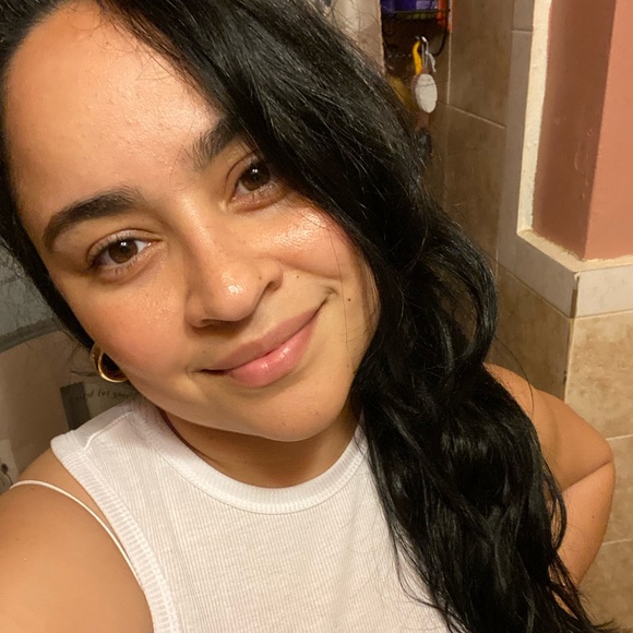 Profile Picture of Crystal Lora (@crystalvelaz170) on Poshmark