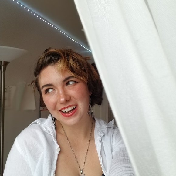 Profile Picture of Hannah Feinsilber (@hfeinsilber) on Poshmark