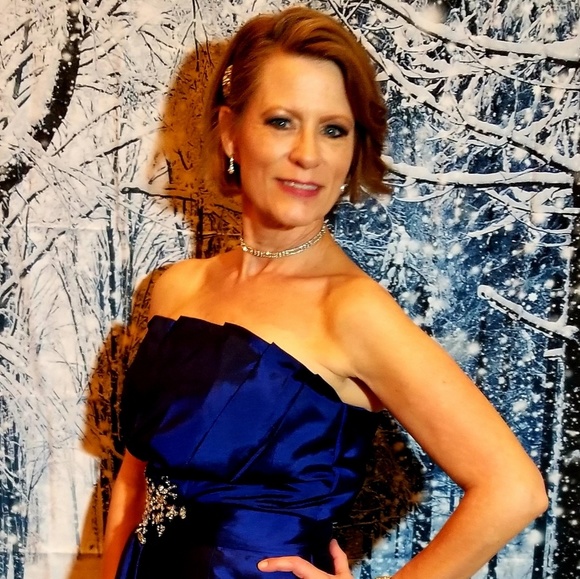 Profile Picture of Sandi Saito (@sandilsaito) on Poshmark