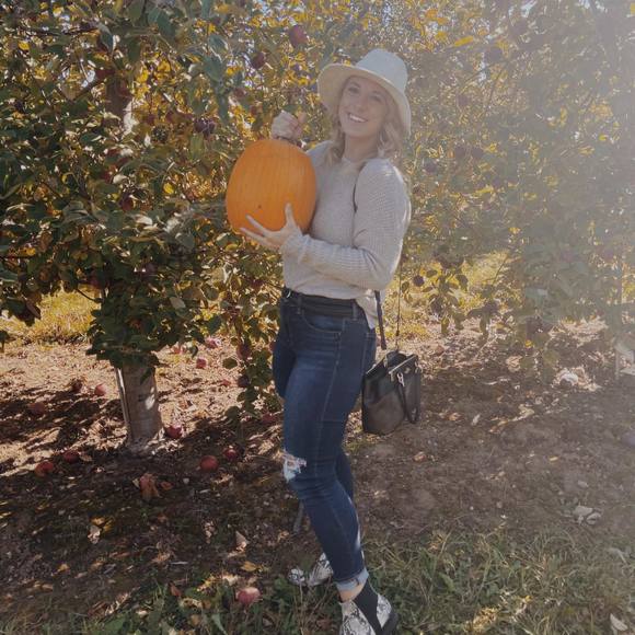 Profile Picture of Kelsi Ellenbecker (@kelsirae247) on Poshmark