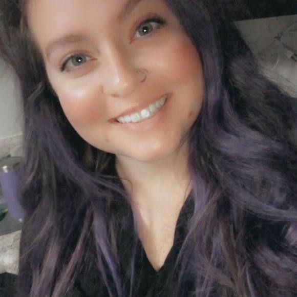 Profile Picture of Amanda Hartz (@mandah1010) on Poshmark