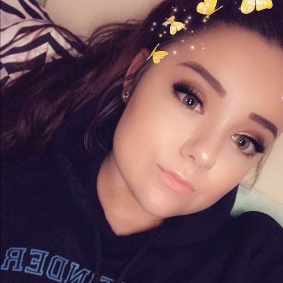 Profile Picture of Elise Wilkinson (@eliseekim) on Poshmark