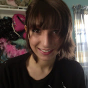 Profile Picture of Michelle Khoshkhou (@michellenilufar) on Youtube