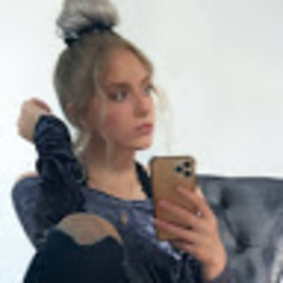 Profile Picture of Wiktoria Bardzik (@wiktoriabardzik) on Poshmark