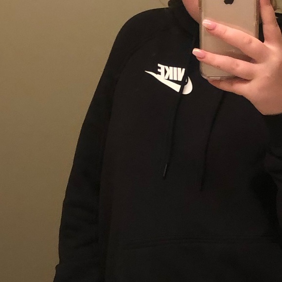 Profile Picture of Veronica Holt (@veronica_holt) on Poshmark