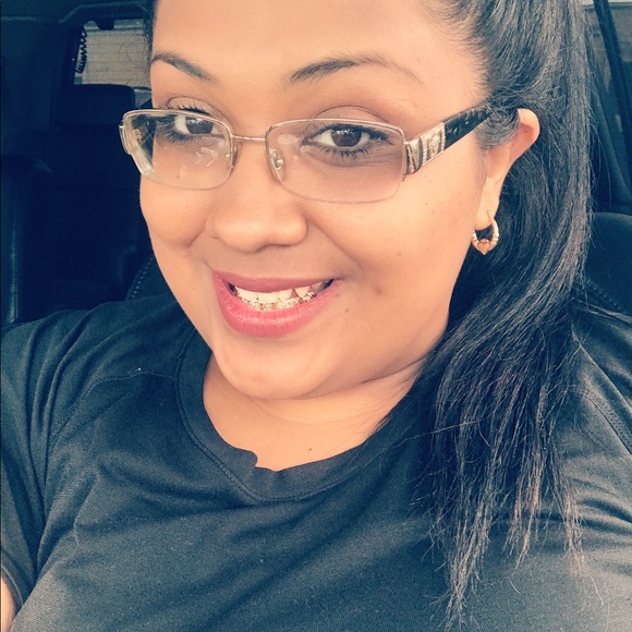 Profile Picture of Ariel Salinas (@arisalinas1993) on Poshmark