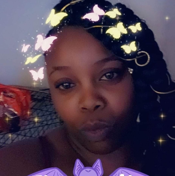 Profile Picture of Lawonda Lofton (@lawondal81) on Poshmark