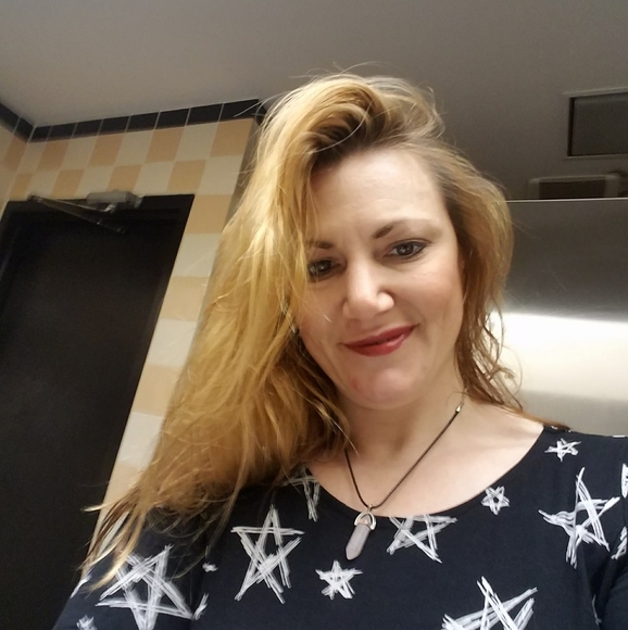 Profile Picture of Dana Kulakowski (@danakulakowski) on Poshmark