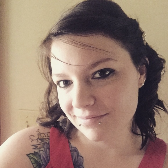 Profile Picture of Jess Folta (@jfolta) on Poshmark